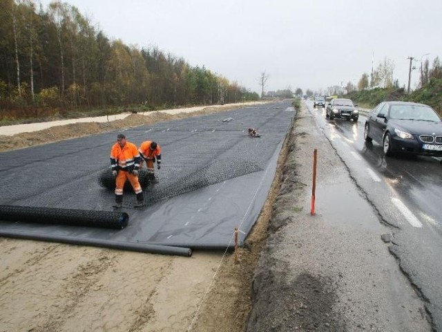 Remont Ściegiennego: wzmacnianają nową jezdnię siatką i folią