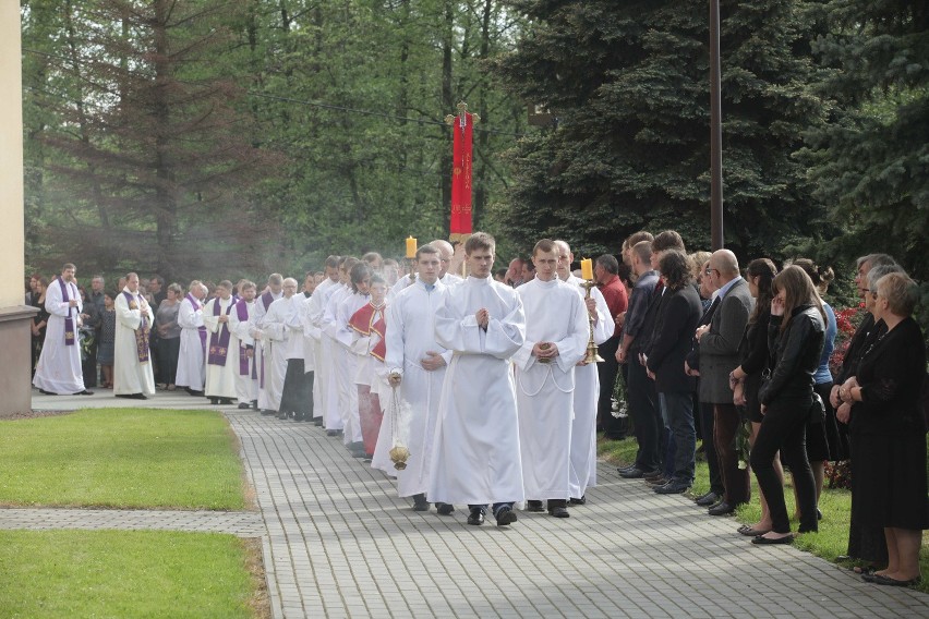 Pogrzeb w Jastrzębiu: Mieszkańcy pożegnali zmarłą rodzinę [LIST POŻEGNALNY]