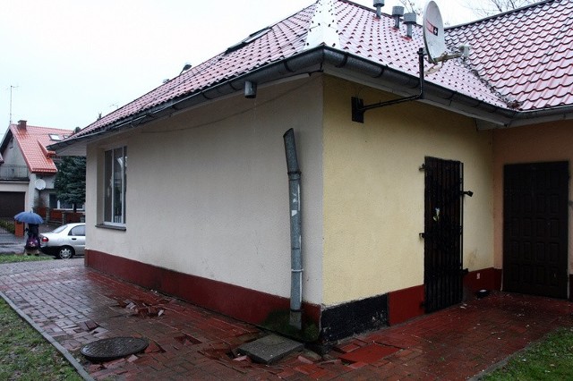 Urwana rynna niszczy kostkę polbrukową przy ul. Rzymowskiego.