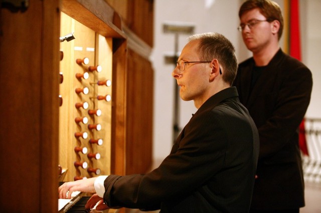 Michał Wachowiak, wirtuoz gry na organach jest  laureatem konkursów organowych i  wykładowcą wyższych uczelni muzycznych