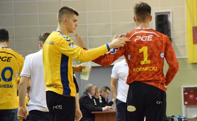 W sobotę piłkarze ręczni PGE VIVE Kielce w meczu PGNiG Superligi pokonali Sandrę Spa Pogoń Szczecin 45:28. Gra defensywna mistrzów Polski pozostawiała wprawdzie sporo uwag, ale za to w ataku nasi zawodnicy uzyskali rzadko spotykany procent skuteczności (83) i rozegrali kilka bardzo widowiskowych akcji. Z dobrej strony pokazali się też bramkarze. Pod kolejnymi zdjęciami nasze oceny zawodników w skali 1-10 z uzasadnieniami. WAKACJE PIŁKARZY RĘCZNYCH PGE VIVE KIELCE: PIĘKNE KOBIETY, SURFING, WESELA… [zdjęcia] [B]POLECAMY RÓWNIEŻ:[/B][tabela][tr][td sz=300]IGOR KARACIĆ I ANDI WOLFF Z PGE VIVE MÓWIĄ PO POLSKU [VIDEO]