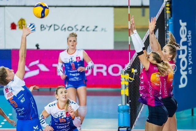 Siatkarki Radomki (w niebiesko-białych strojach) zagrają przed własną publicznością z #VolleyWrocław.