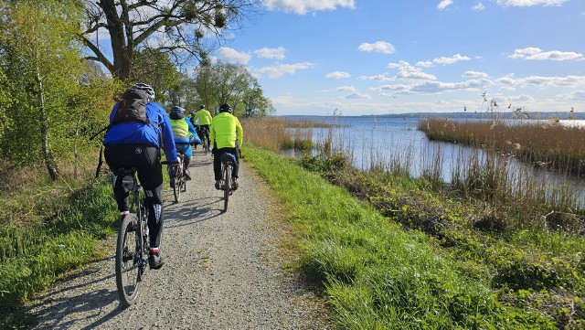 Rajd rowerowy dookoła Zalewu Szczecińskiego, zorganizowany przez Szczeciński Klub Rowerowy Gryfus, jest częścią długoterminowej kampanii społecznej mającej na celu promowanie turystyki rowerowej, Szczecina oraz regionu Pomorza Zachodniego