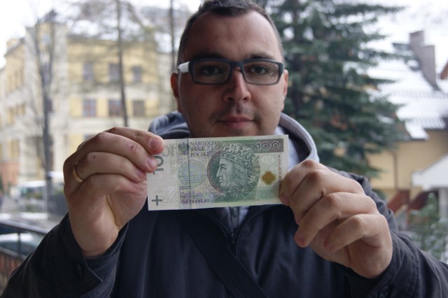 Dokładnie z tym "nowym" banknotem 100-złotowym wybraliśmy się w środę na zakupy. Nie wszędzie był przyjmowany przez sprzedawców. Część z nich bała się, że próbujemy im wręczyć falsyfikat