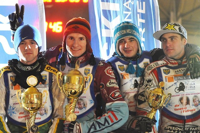 Najlepsi zawodnicy sobotnich zawodów. Drugi od lewej triumfator Piotr Świderski.