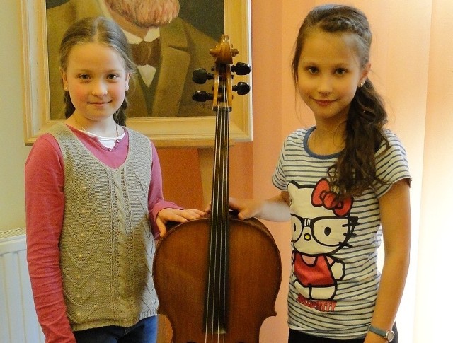 Dwie uzdolnione wiolonczelistki z Radomia: Kasia Kacprzak (z lewej) i Amelia Chmielewska, zajęły I miejsca na prestiżowym, międzynarodowym konkursie w Warszawie.