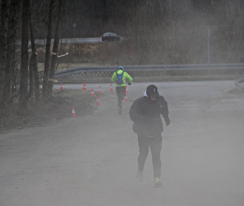 Uczestnicy ultramaratonu dobiegający do punktu w Nowym...