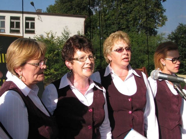 Panie Janina Janowska, Krystyna Szamszur, Barbara Wiśniewska, Justyna Marciszyn i pozostałe Książkowianki występują podczas wielu uroczystości w gminie.