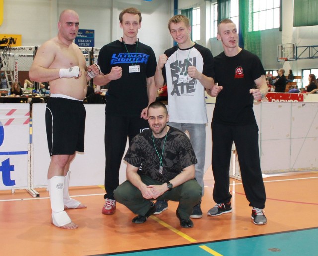 Medaliści Brawlera Końskie z trenerem Marcinem Kijem (na dole). Po starcie w Żyrardowie mieli powody do zadowolenia.