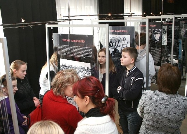 Na otwarcie wystawy o ratowaniu Żydów przez Polaków przyszli w piątek uczniowie z niemal wszystkich szkół gminy Skaryszew.