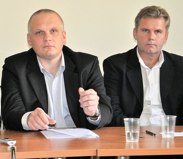 Tomasz Skulski, prezes Stowarzyszenia Niezależni-Razem (pierwszy z lewej) zachęca mieszkańców Tarnobrzega do wzięcia udziału w akcji sadzenia dębów, upamiętniających 96 ofiar katastrofy lotniczej pod Smoleńskiem.