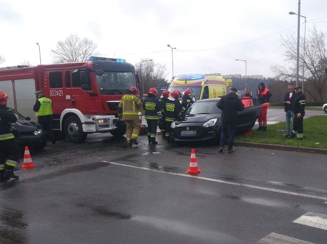 Do wypadku doszło w poniedziałek, 25 marca, na rondzie Wyszyńskiego. Kierujący suzuki jechał rondem. Wedy z ul. Andrzejewskiego wjechał kierujący volkswagenem. Zrobił to tak, że uderzył w bok suzuki. Na miejsce wypadku przyjechały wozy straży pożarnej, karetka pogotowia ratunkowego i gorzowska drogówka. Pasażerka suzuki była wycinana z samochodu przez strażaków. Ranna kobieta oraz kierujący suzuki zostali karetką zabrani do szpitala. Kierowcy volkswagena nic się nie stało.Szalał na motocyklu. W terenie zabudowanym jechał ponad 80 km/h. Nagrała go policyjna kamera [WIDEO]: