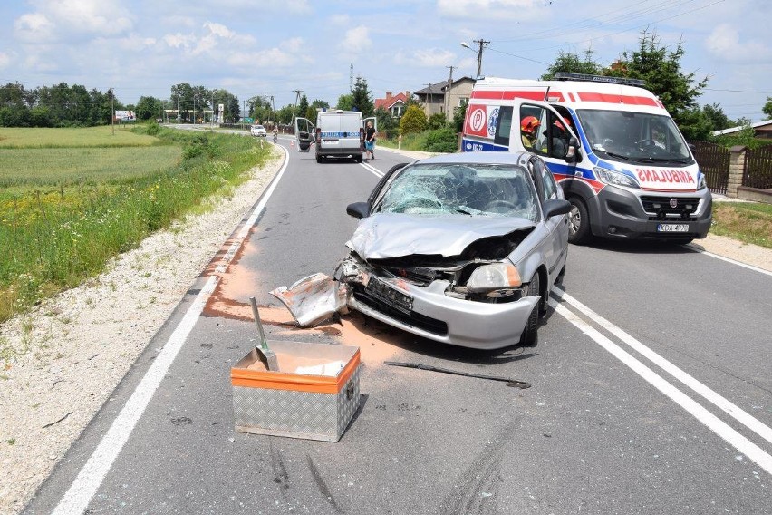 Wypadek w Niedomicach spowodowała pijana 21-latka. Wracała autem z wesela [ZDJĘCIA]