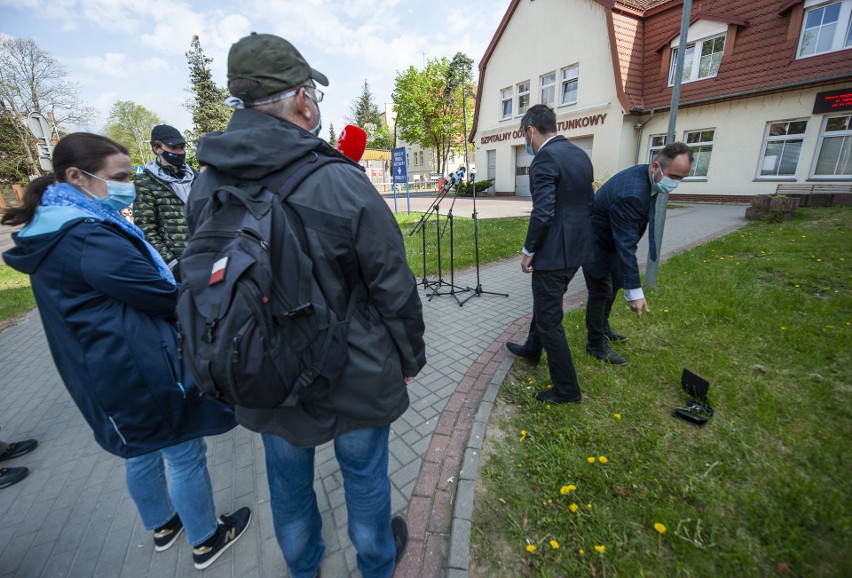 Konferencja przed szpitalem w Koszalinie