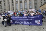 Protest pielęgniarek w Katowicach. Powodem manifestacji jest brak podwyżek, uregulowanych nowelizacją ustawy o minimalnych wynagrodzeniach 