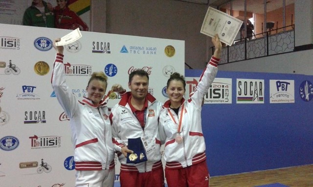 Martyna Jelińska z lewej, Marika Chrzanowska z prawej, a w środku ich trener Aleksander Borkowski.