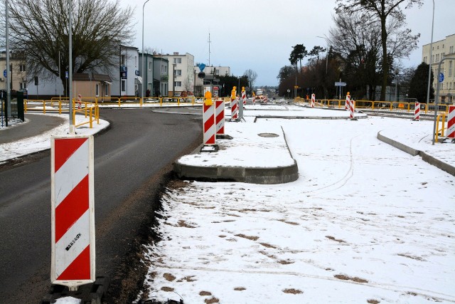 Wykonawca budowy ronda u zbiegu ulic Kościuszki, Popiełuszki i Odrodzenia w Sępólnie wstrzymał prace. Jak przekazał Zarząd Dróg Wojewódzkich w Bydgoszczy, podbudowa ronda jest zbyt wilgotna, by trwale połączyła się z warstwą asfaltu.