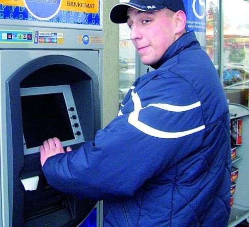 - Warto obejrzeć bankomat, czy ktoś przy nim nie majstrował, ale najpewniej zasłaniać klawiaturę dłonią - mówi Rafał Kozłowski