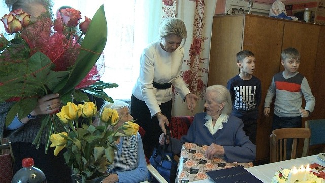 Jubilatkę odwiedziła m.in. wiceburmistrz Małgorzata Bebelska.