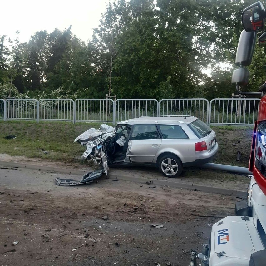 Na jezdni w kierunku ronda Rataje rozpędzone audi A6...