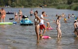 Zalew Cieszanowicki oblężony w upalne dni. Tłumy ludzi na wypoczywało w słoneczną niedzielę na plażach nad zbiornikiem ZDJĘCIA