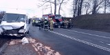 Zderzenie samochodu osobowego i busa w Kleszczewie. Dwie osoby zostały ranne