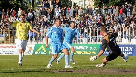 Kwadrans przed końcem Emil Drozdowicz (nr 21) rozpoczął marsz po hat-tricka