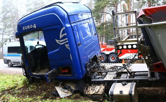 Do wypadku doszło w czwartek w godzinach porannych. Ciężarówka przewożąca żwir zderzyła się z samochodem osobowym. Kierująca Volvo została ranna.