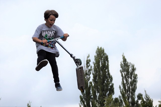 W skate parku w Inowrocławiu rywalizowali posiadacze hulajnóg, rowerów bmx, deskorolek i rolek. Pokazali klasę!