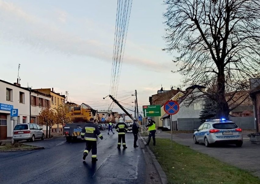 Ciężarówka uderzyła w słup energetyczny w Rakoniewicach. Do...
