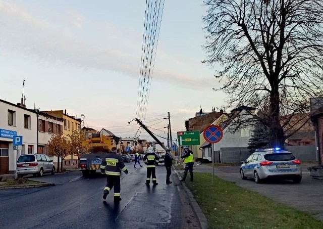 Ciężarówka uderzyła w słup energetyczny w Rakoniewicach. Do zdarzenia doszło przed godz. 7 w poniedziałek, 23 listopada.