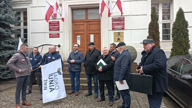 Delegacja rolników przed urzędem wojewódzkim w Bydgoszczy.