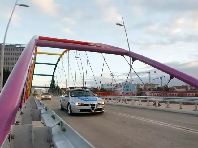 Pierwsi kierowcy przejechali nowym mostem wczoraj tuż po godz. 15. Dla pieszych był otwarty już od rana.