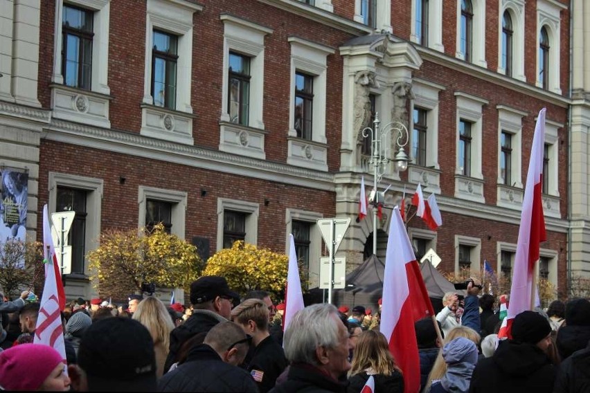 Kraków. Tysiące osób wzięło udział w pochodzie patriotycznym z okazji Święta Niepodległości [ZDJĘCIA]