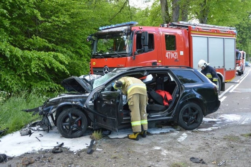 Wypadek w miejscowości Rybki 6.06.2020. Audi uderzyło w drzewo. Młody kierowca zabrany śmigłowcem LPR do szpitala w Gdańsku. Zjęcia