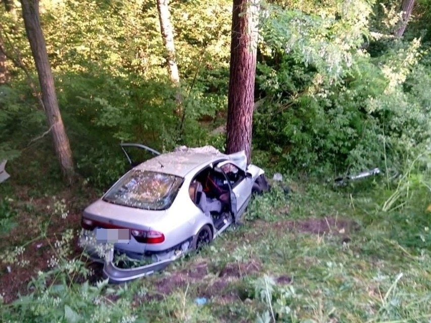 Wypadek w Rakowie. Samochód stoczył się ze skarpy i uderzył w drzewo. Ranne cztery osoby