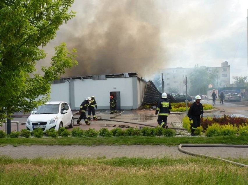 Pożar Lidla w Radomsku. Płonie niemiecki supermarket.