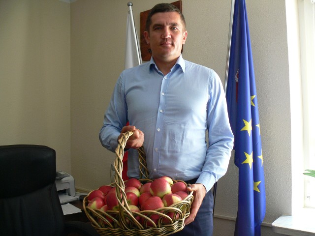 Wójt Obrazowa Krzysztof Tworek  zachęca mieszkańców do udziału w dwóch kulinarnych konkursach. Pierwszy konkurs oparty jest na jabłku, drugi na warzywach korzennych.