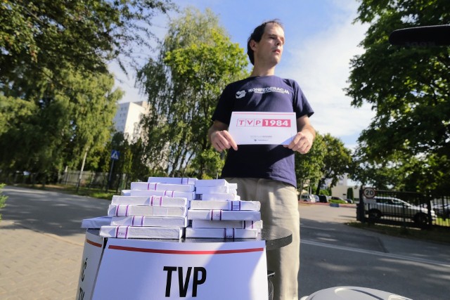 Przemysław Grzegorek z Konfederacji na swoją konferencję prasową, która odbyła się w poniedziałek, 25 września przed siedzibą TVP Poznań, przyniósł kartonowe pliki pieniędzy.