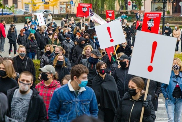 Tak wyglądał piątkowy Czarny Protest w podpoznańskich Pobiedziskach. Na ulice niewielkiego miasta wyszło kilkaset osób, by zaprotestować przeciwko zaostrzeniu prawa aborcyjnego przez Trybunał Konstytucyjny.Przejdź do następnego zdjęcia ------>