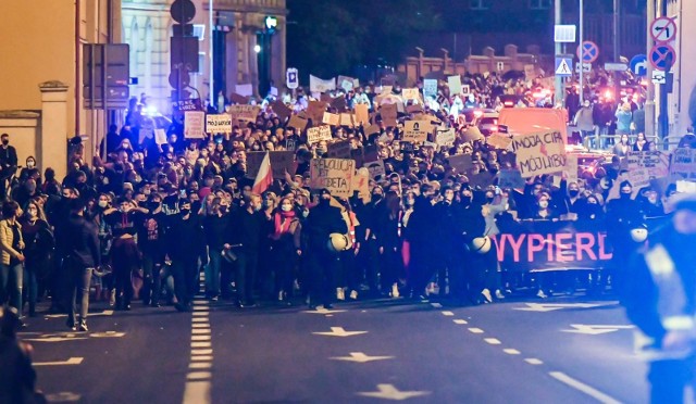 Wielka manifestacja w Bydgoszczy. Po decyzji Trybunału Konstytucyjnego w sprawie niemal całkowitego zakazu aborcji, bydgoszczanki i bydgoszczanie znowu wyszli na ulice.