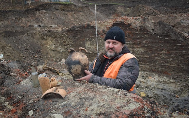 Na bulwarach nad Sołą w Oświęcimiu archeolodzy natrafili na cenne znaleziska Kierujący badaniami Grzegorz Mądrzycki pokazuje dzban ze średniowiecza