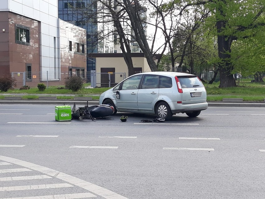 Wypadek dostawcy jedzenia na skuterze i forda (ZDJĘCIA)