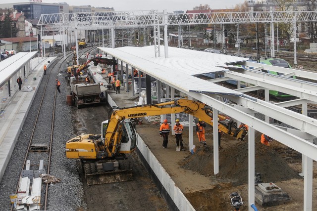 Już w przyszłym tygodniu pasażerowie skorzystają z pierwszego przebudowanego peronu na stacji kolejowej Rzeszów Główny. Będą z niego odjeżdżać pociągi kursujące w kierunku Jasła. Kolejne będą gotowe w styczniu przyszłego roku. Równocześnie powstaje przejście podziemne między dworcem, peronami i drugą stroną miasta. Modernizacja najważniejszej stacji na Podkarpaciu pochłonie 205 mln zł i zakończy się w połowie 2021 roku.