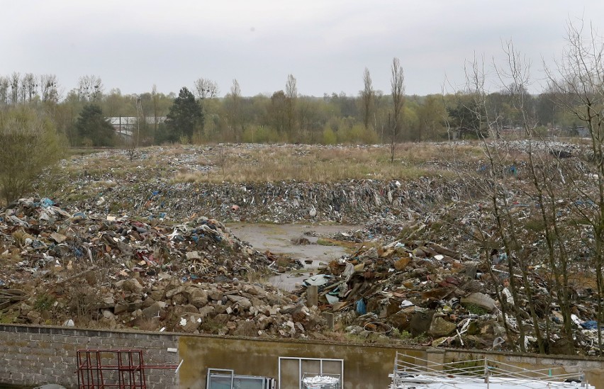 Hałda śmieci w Policach. Wiemy, kto sprzątanie ekologiczną bombę! Oferta opiewa na grube miliony