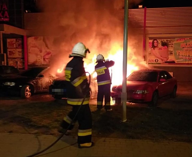 Do pożaru doszło w poniedziałek, 22 kwietnia, na parkingu pod sklepem w Gozdnicy. Spłonęły trzy samochody.Strażacy do płonącego samochodu zostali wezwani około godz. 3.00 w nocy. Kiedy dojechali na miejsce, w płomieniach były już trzy auta. Z pożarem walczyły OSP Gozdnica oraz jednostka zawodowa strażaków z Żagania.Pożar został szybko opanowany i ugaszony przez strażaków. Niestety trzy pojazdy są całkowicie zniszczone.Przyczynę pożary wyjaśniać będzie dochodzenie prowadzone przez żagańskich policjantów. Wypowie się również biegły z dziedziny pożarnictwa.Zdjęcia: OSP GozdnicaZobacz nasz Magazyn Informacyjny: 