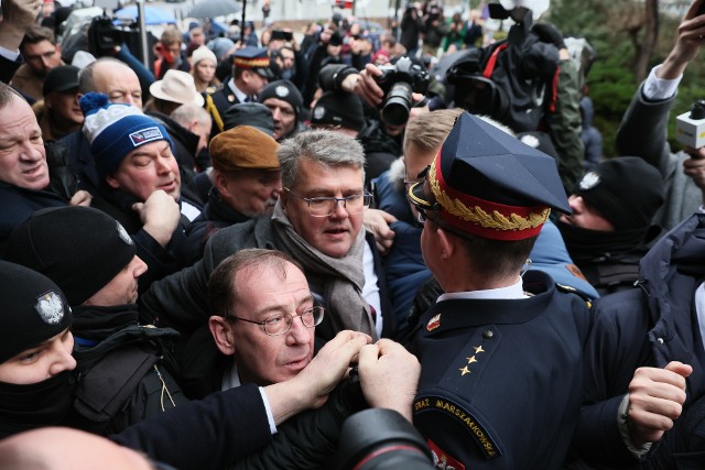 Przed Sejmem doszło do przepychanek między posłami PiS a Strażą Marszałkowską