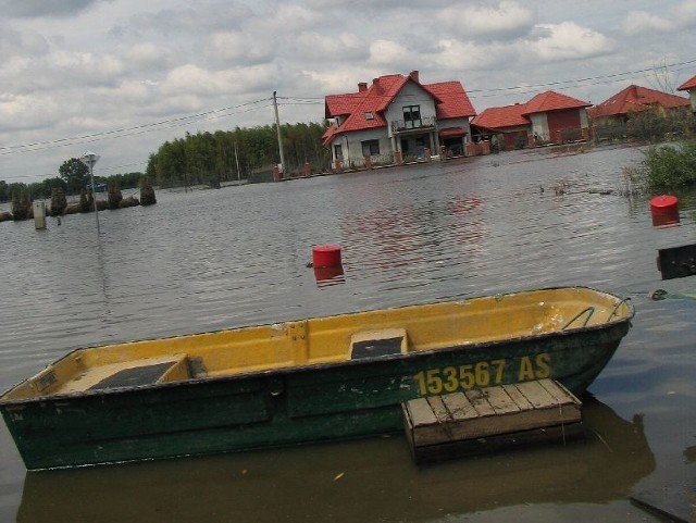 Ulica Lądowisko Jana Pawła II, w podtarnobrzeskiej Wielowsi, byłą jedną z najdłużej zalanych podczas powodzi w 2010 roku. Woda utrzymywała się przez kilka miesięcy.