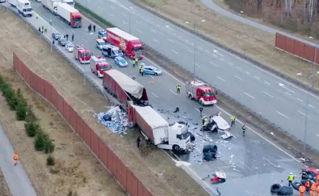 W środę na autostradzie A1 doszło do poważnego wypadku dwóch TIRów. Zobaczcie, jak wyglądał z drona