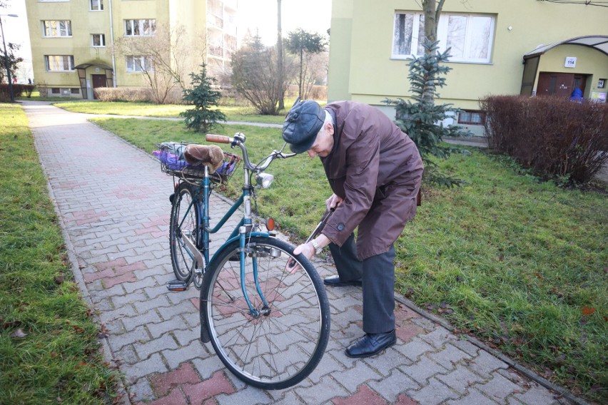 92-latek z Retkini jeździ na rowerze, uprawia działkę i cieszy się dobrym zdrowiem - jest przykładem, że styl życia wpływa na nasze zdrowie